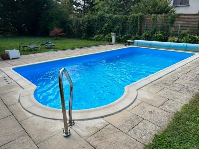 Piscine rénovée avec nouveau liner et eau cristalline à Nancy. Travaux réalisés par O Concept Piscines.